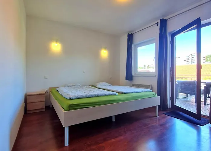 Big Apartmant With Free Parking Apartman *