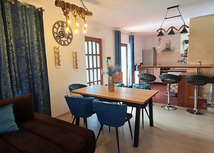 Big Apartmant With Free Parking Apartman